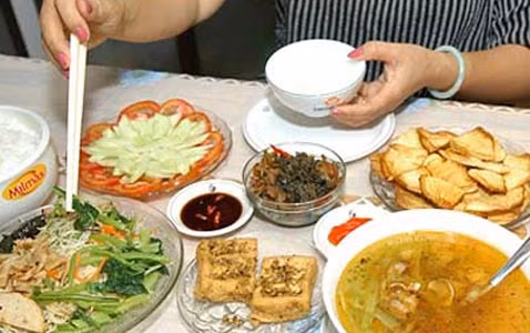 Bệnh nhân tiểu đường, gút vốn có chế độ ăn uống nghiêm ngặt, đang gặp rắc rối vì thói quen ăn uống đảo lộn trong những ngày Tết (Ảnh: suckhoe365.net)