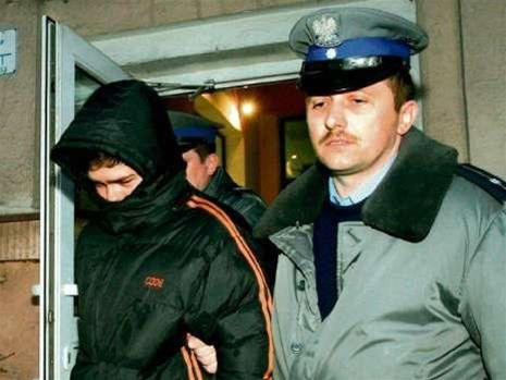 “Hacker” Adam F. bị bắt về đồn cảnh sát