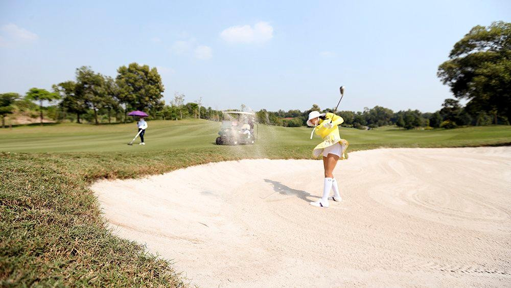 Hình ảnh của các nữ golfer trong khoảnh khắc vượt bẫy cát đã mang lại hình ảnh sống động, thú vị cho giải đấu năm nay. Hình ảnh của các nữ golfer trong khoảnh khắc vượt bẫy cát đã mang lại hình ảnh sống động, thú vị cho giải đấu năm nay.