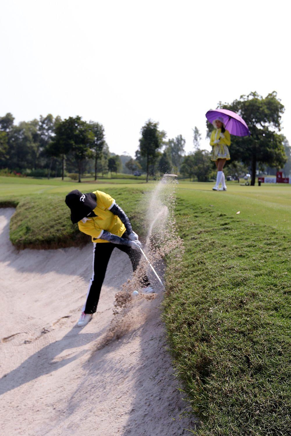 Một khoảnh khắc đánh trên cát ấn tượng. Một khoảnh khắc đánh trên cát ấn tượng.