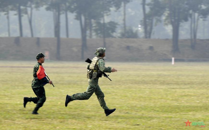 Các bài bắn đều kết hợp vận động và xạ kích, đòi hỏi xạ thủ có thể lực tốt. Ảnh: Tuấn Huy