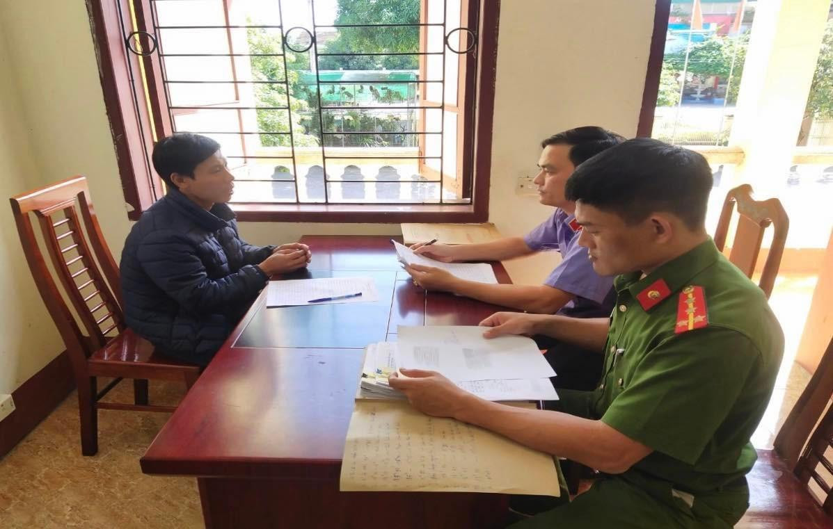 Phụ huynh Võ Văn Điệp làm việc với cơ quan điều tra. Ảnh: CTV Phụ huynh Võ Văn Điệp làm việc với cơ quan điều tra. Ảnh: CTV