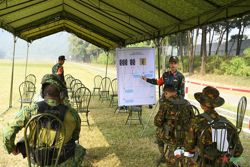 Ban tổ chức phổ biến lại quy định, điều kiện bài bắn. Ảnh: Tuấn Huy