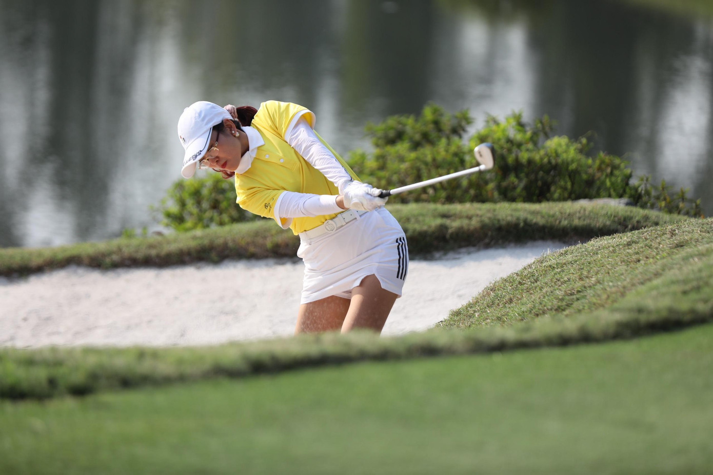 Những tay golf chuyên nghiệp có thể đánh những cú lốp bóng rất dễ dàng vì họ hiểu và biết cách dùng cát như một lợi thế để đưa bóng bay lên chính xác. Những tay golf chuyên nghiệp có thể đánh những cú lốp bóng rất dễ dàng vì họ hiểu và biết cách dùng cát như một lợi thế để đưa bóng bay lên chính xác.