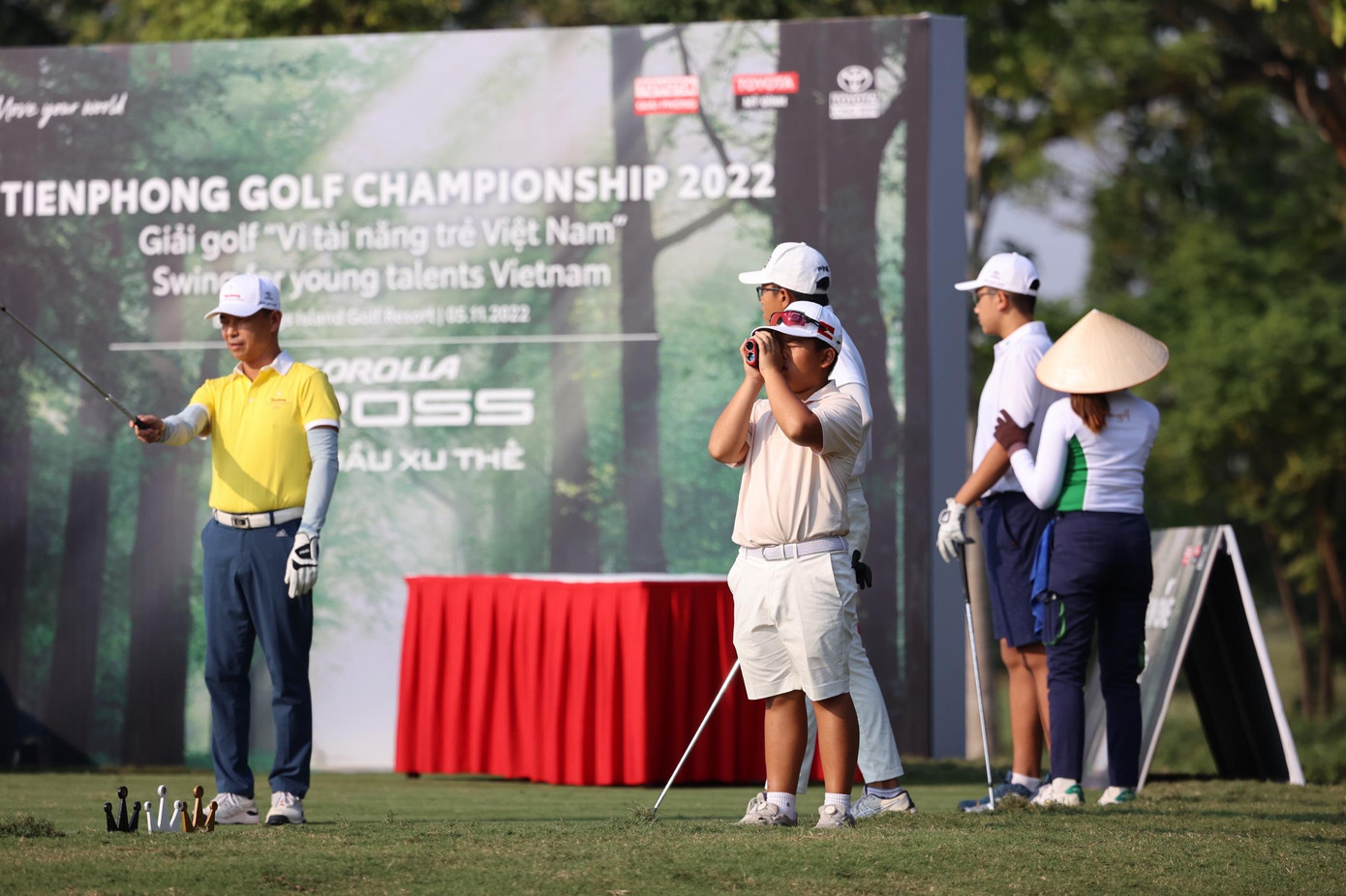 Tại Tiền Phong Golf Championship, việc sử dụng thiết bị đo khoảng cách (Distance Measuring Devices) cho phép người chơi biết cách điều chỉnh chính xác từ vị trí bóng golf đến hố golf có gắn cờ, độ dốc của địa hình sân. Tại Tiền Phong Golf Championship, việc sử dụng thiết bị đo khoảng cách (Distance Measuring Devices) cho phép người chơi biết cách điều chỉnh chính xác từ vị trí bóng golf đến hố golf có gắn cờ, độ dốc của địa hình sân.