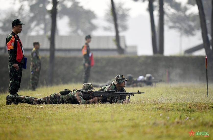 Xạ thủ đoàn Campuchia trong phần thi súng máy bài 1. Ảnh: Tuấn Huy