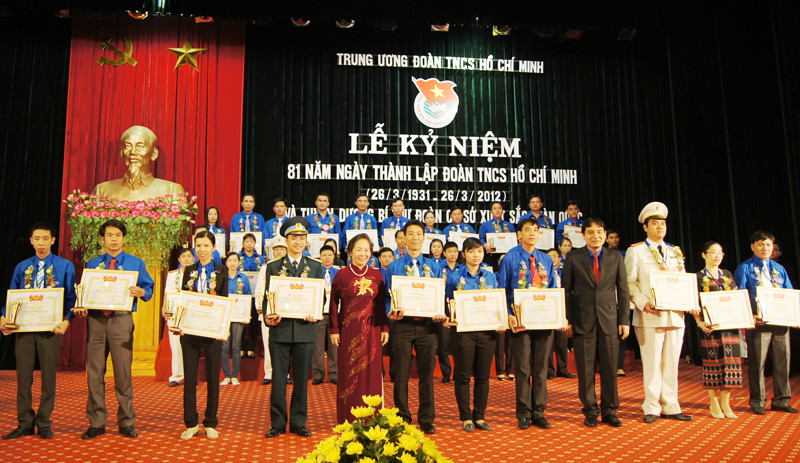 Phó Chủ tịch nước Nguyễn Thị Doan và Bí thư thứ nhất T.Ư Đoàn Nguyễn Đắc Vinh trao bằng khen cho 10 gương mặt trẻ tiêu biểu