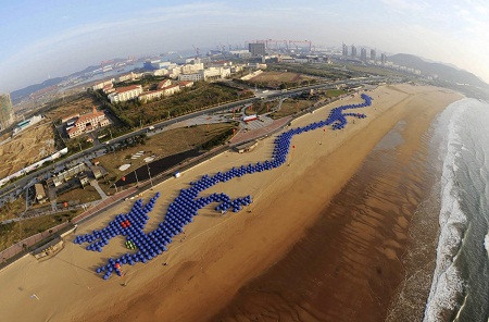 900 căn lều xếp thành hình rồng đã lập Kỷ lục Guinness cho “hình xếp lớn nhất thế giới được tạo thành từ những chiếc lều” ở thành phố Thanh Đảo, tỉnh Sơn Đông, Trung Quốc hồi tháng 10/2012