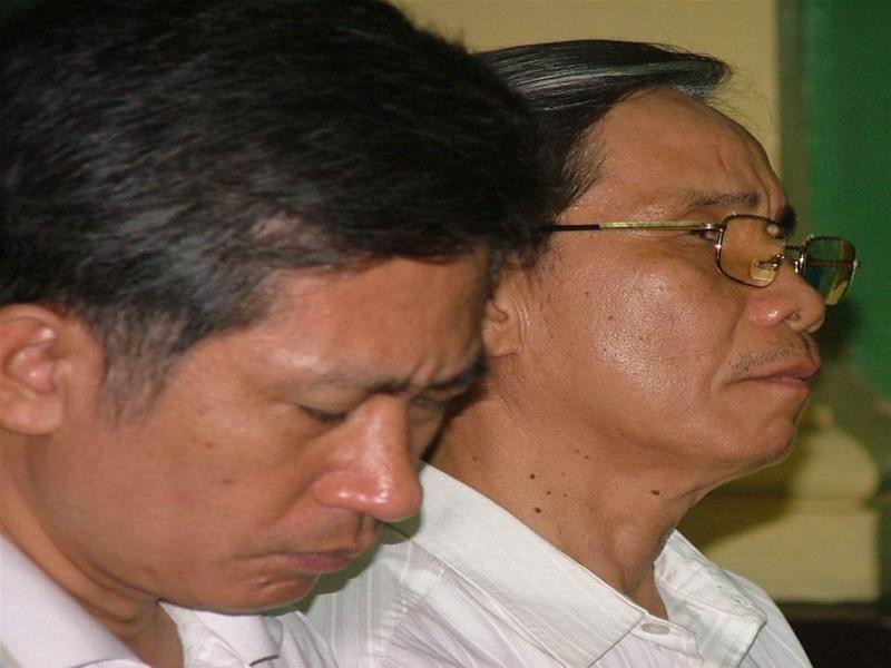 Hội đồng xét xử tuyên đọc bản án Các bị cáo nghe đọc bản án Bị cáo Mai Văn Dâu nghe đọc lời tuyên án đối với mình Lê Văn Thắng và Nguyễn Cương khi bị tuyên án Nỗi đau khổ của Phan Nghĩa Hiệp khi nghe mức án dành mình LS Hoàng Mỹ Đức chúc mừng bà Võ Thị Thanh Hằng được Tòa tuyên vô tội Các nhà báo chụp ảnh chiếc xe chở ông Mai Văn Dâu về trại Hội đồng xét xử tuyên đọc bản án Các bị cáo nghe đọc bản án Bị cáo Mai Văn Dâu nghe đọc lời tuyên án đối với mình Lê Văn Thắng và Nguyễn Cương khi bị tuyên án Nỗi đau khổ của Phan Nghĩa Hiệp khi nghe mức án dành mình LS Hoàng Mỹ Đức chúc mừng bà Võ Thị Thanh Hằng được Tòa tuyên vô tội Các nhà báo chụp ảnh chiếc xe chở ông Mai Văn Dâu về trại