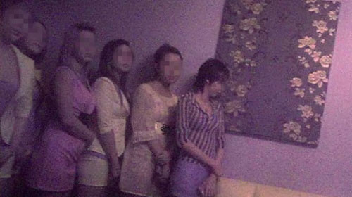 Các “lady” xếp hàng cho các ông khách ngoại chọn lựa tại quán Migi, đường Phạm Ngọc Thạch, Q.3, TPHCM - Ảnh: trích từ video. Các “lady” xếp hàng cho các ông khách ngoại chọn lựa tại quán Migi, đường Phạm Ngọc Thạch, Q.3 - Ảnh: trích từ video