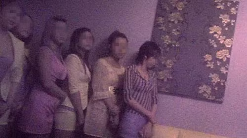 Các “lady” xếp hàng cho các ông khách ngoại chọn lựa tại quán Migi, đường Phạm Ngọc Thạch, Q.3 - Ảnh: trích từ video