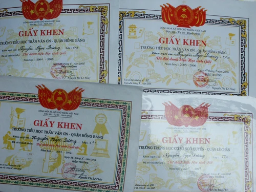 Cháu Dương từng nhận hơn chục bằng khen về học tập