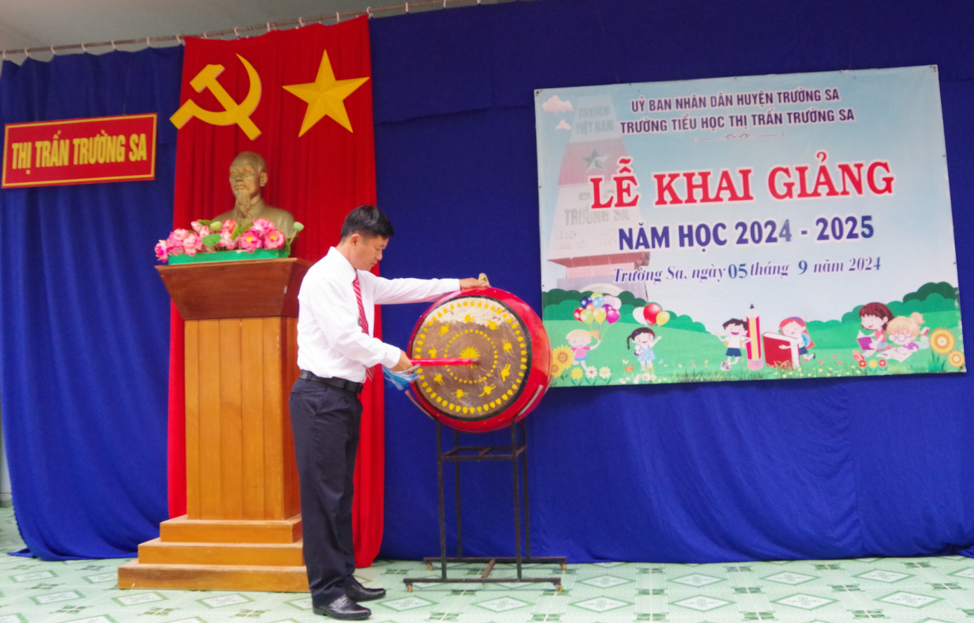 Ông Trần Quang Phú - Chủ tịch UBND thị trấn Trường Sa, đánh trống khai giảng năm học mới.