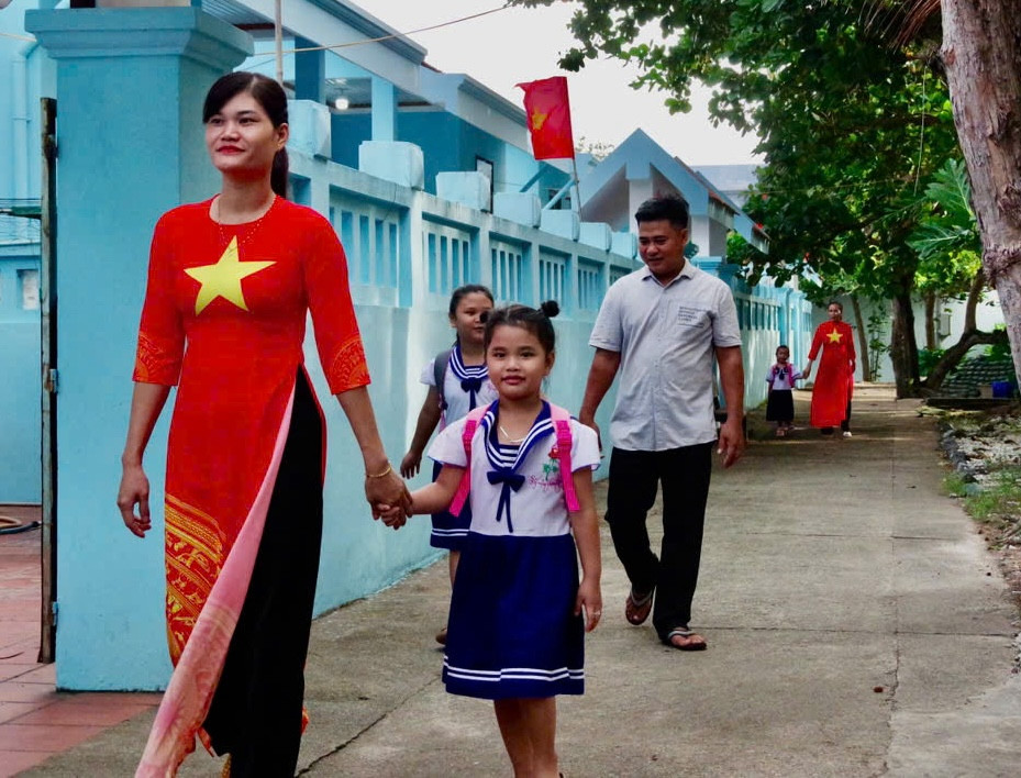 Các gia đình ở thị trấn Trường Sa đưa con đi khai giảng năm học mới.