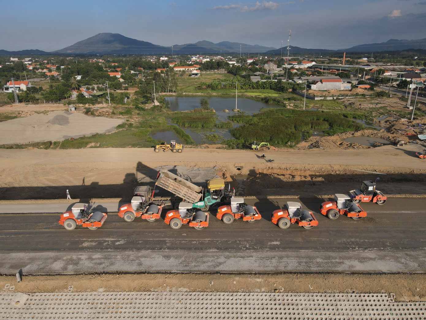 Trong khi đó, ông Trương Anh Đài - Phó chỉ huy trưởng nhà thầu thực hiện dự án - cho hay, mỗi ngày đơn vị huy động khoảng 450 nhân sự chia làm 3 ca, 4 kíp cùng máy móc, phương tiện để thi công liên tục trên công trường.