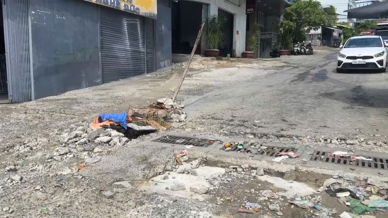 Đường Hà Ra bị hư hỏng nặng ảnh hưởng đến việc lưu thông của người dân. Đường Hà Ra bị hư hỏng nặng ảnh hưởng đến việc lưu thông của người dân.