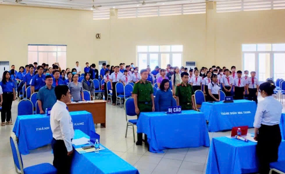 Phiên tòa giả định có hơn 100 đoàn viên thanh niên, học sinh TP Nha Trang tham dự. Ảnh: Tỉnh Đoàn Khánh Hòa