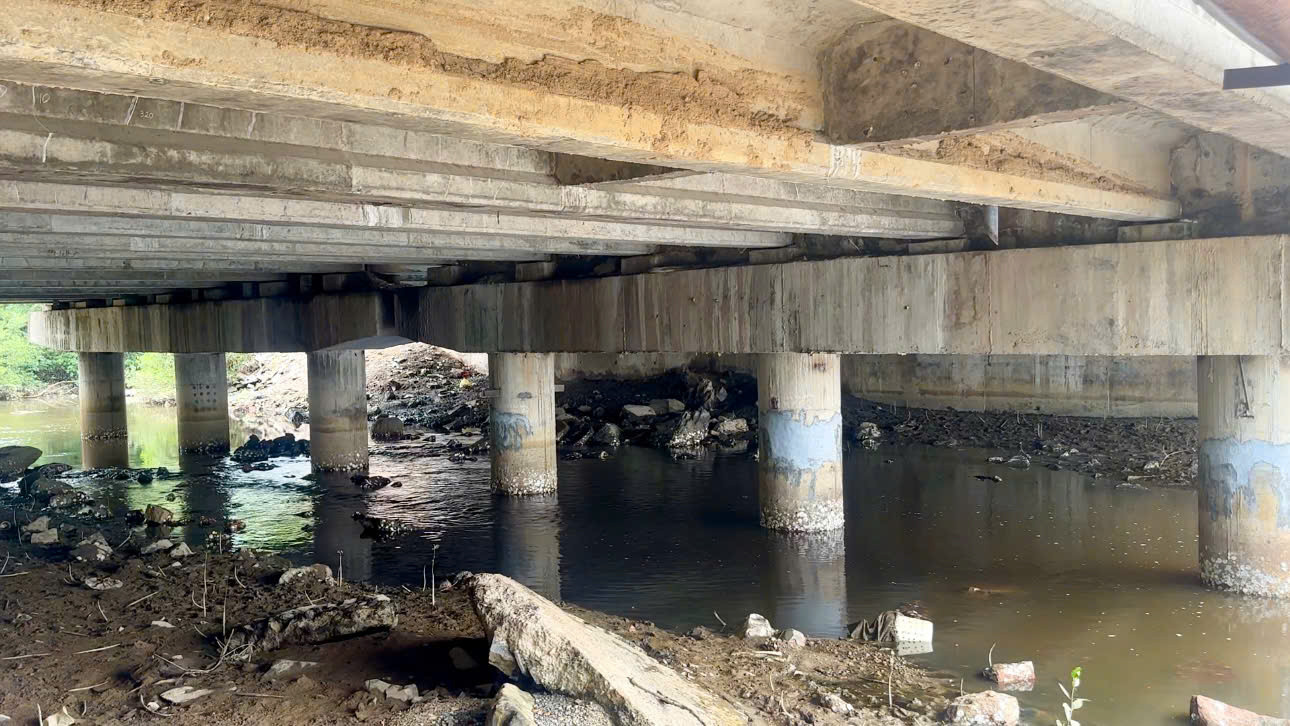 Trụ cầu Bà Bường hiện rất yếu và xuống cấp, cần phải tu sửa kịp thời.