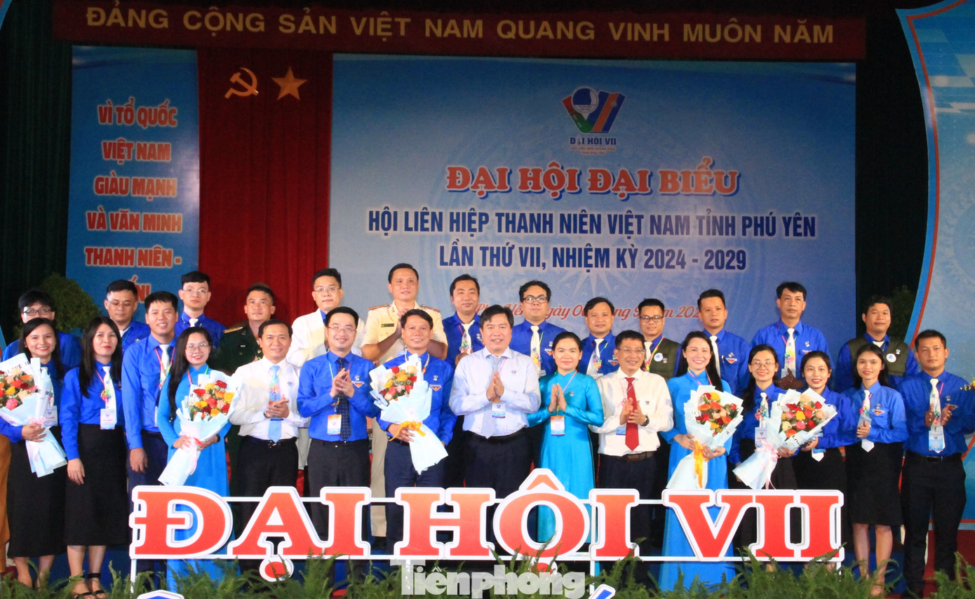 Lãnh đạo Hội LHTN Việt Nam và tỉnh Phú Yên tặng hoa chúc mừng Ủy viên Ủy ban Hội LHTN Việt Nam tỉnh Phú Yên nhiệm kỳ 2024 - 2029. Lãnh đạo Hội LHTN Việt Nam và tỉnh Phú Yên tặng hoa chúc mừng Ủy viên Ủy ban Hội LHTN Việt Nam tỉnh Phú Yên nhiệm kỳ 2024 - 2029.
