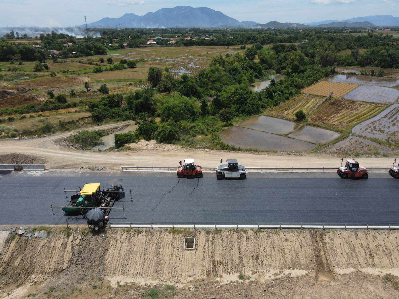 Theo nhà thầu, điều kiện tiếp cận khó khăn nên việc thi công cầu chỉ được thực hiện từ hướng duy nhất, do địa hình núi cao nên không vận chuyển vật liệu qua được. Vì thế, để đẩy nhanh tiến độ, nhà thầu đã phải thực hiện đúc dầm tại chỗ, từ đó rút ngắn thời gian di chuyển.