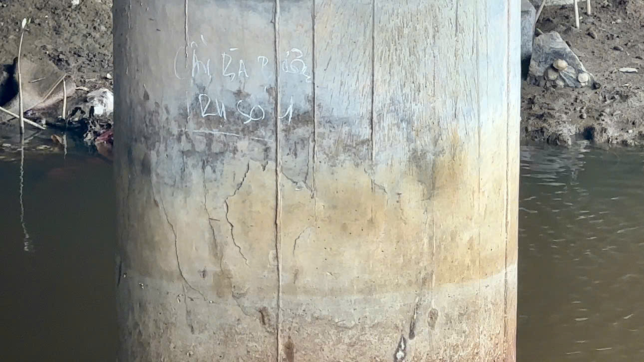 Trụ cầu Bà Bường đã xuống cấp, có nhiều vết nứt nẻ gây mất an toàn.