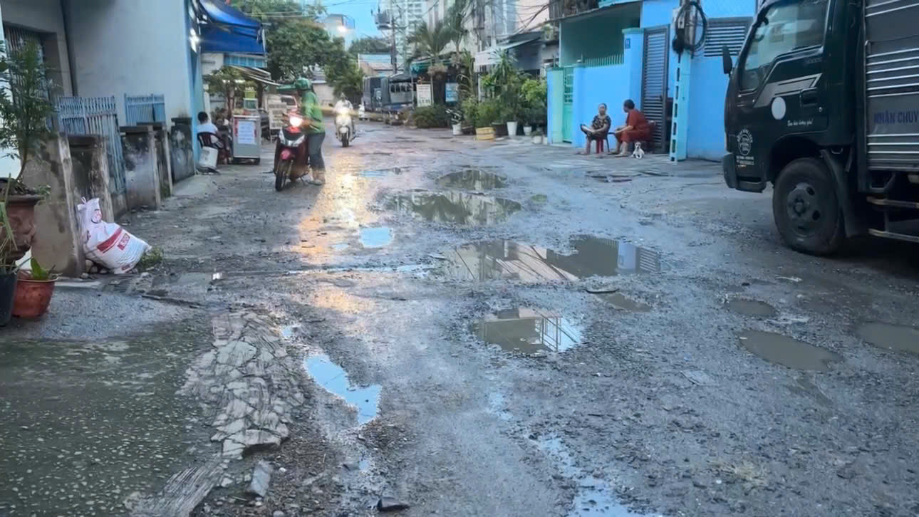 Đường Lý Ông Trọng của TP Nha Trang bị hư hỏng nặng. Đường Lý Ông Trọng của TP Nha Trang bị hư hỏng nặng.