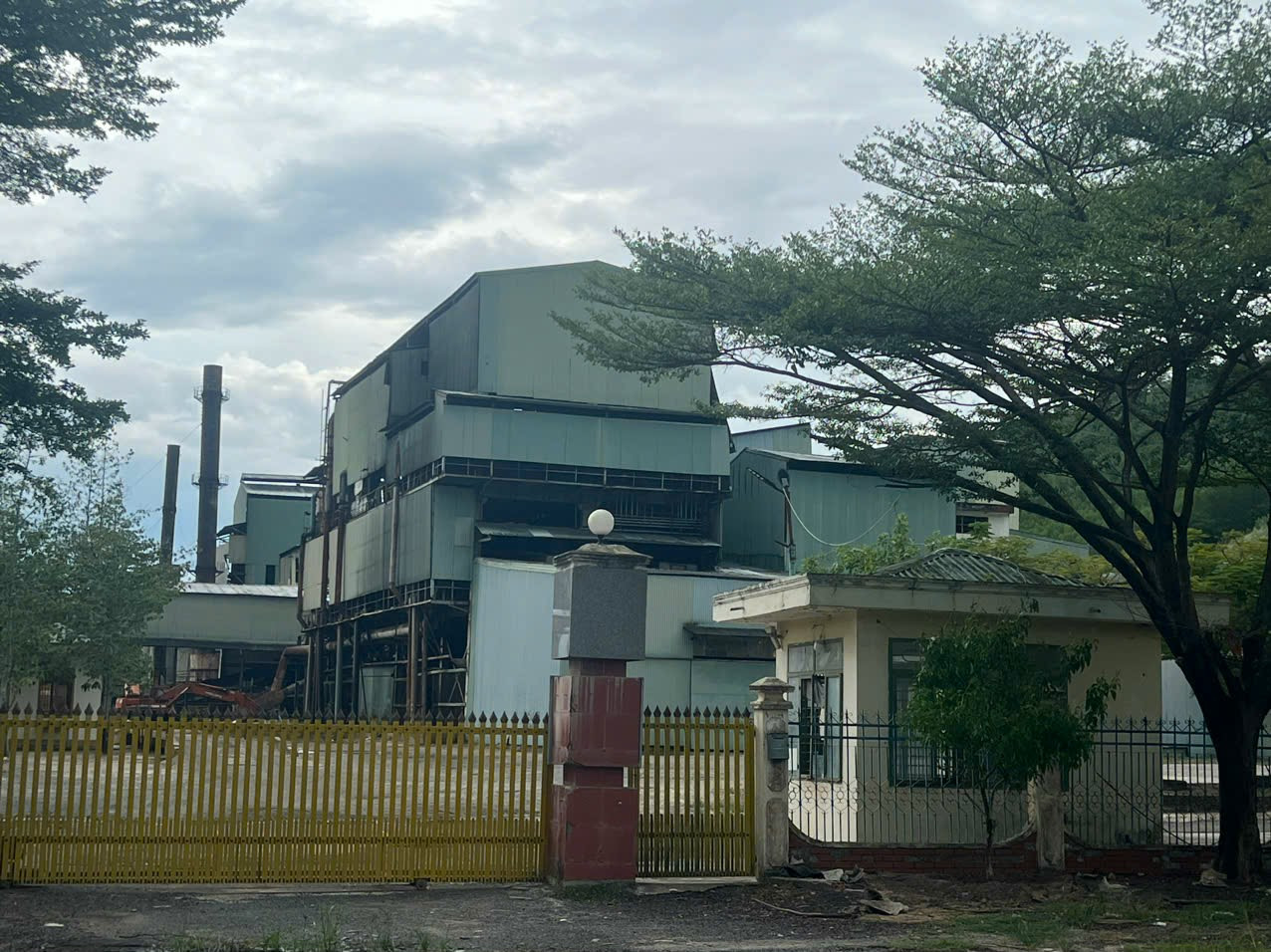 Các nhà thầu cho rằng, để di dời khối thiết bị nặng khoảng 3.000 tấn ra khỏi nhà máy trong vòng 30 ngày là điều "bất khả thi". Ảnh: L.H. Các nhà thầu cho rằng, để di dời khối thiết bị nặng khoảng 3.000 tấn ra khỏi nhà máy trong vòng 30 ngày là điều "bất khả thi". Ảnh: L.H.