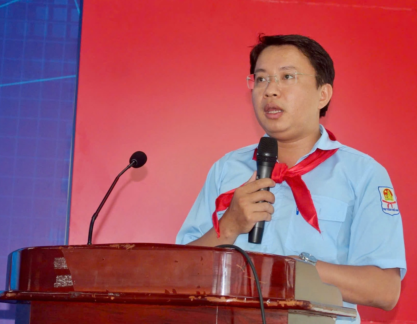 Anh Chu Minh Phương - Quyền Bí thư Thành Đoàn Nha Trang, trình bày tham luận về mô hình phiên tòa giả định xét xử vụ án “Bạo hành trẻ em”. Ảnh: Thanh Thanh