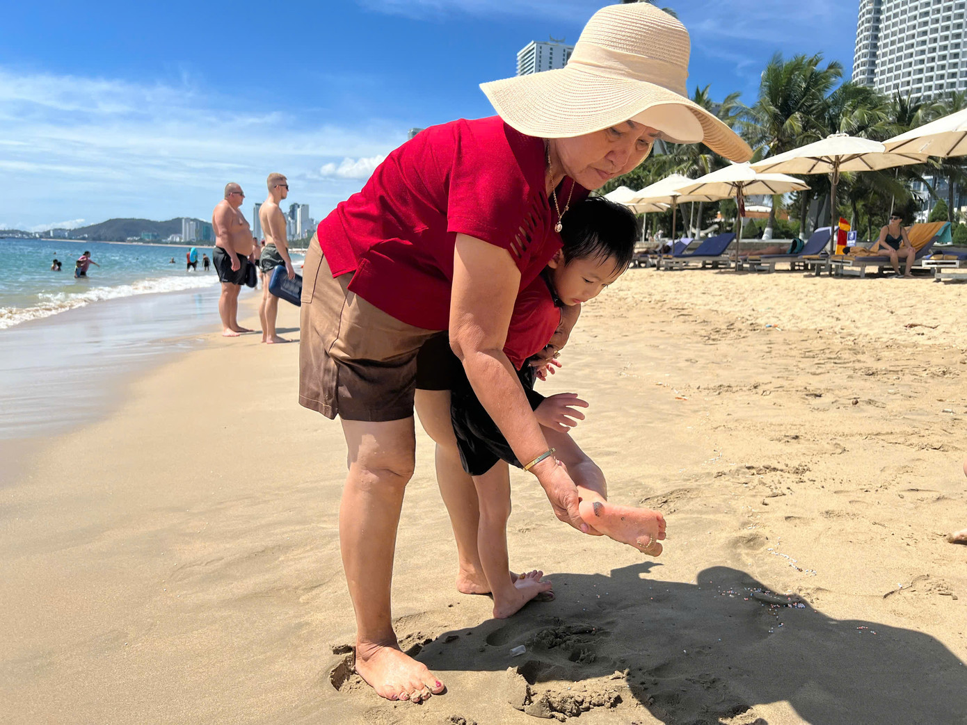 Bà Liễu (du khách từ Bình Thuận) cho biết các cháu của bà khi tắm biển lên chân đều bị dính dầu đen. Ảnh: Thanh Thanh.