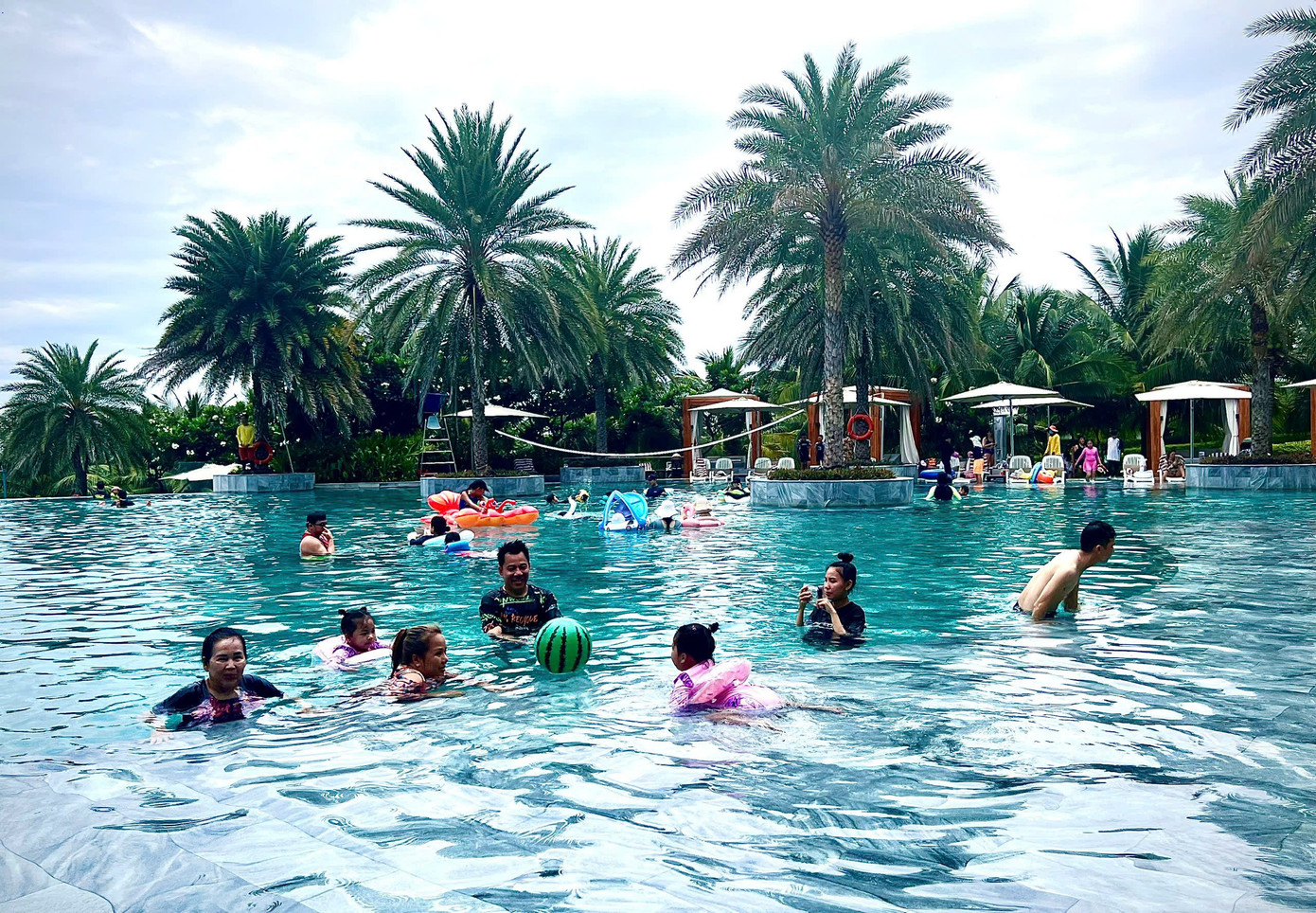 Khách du lịch lưu trú ở một khu nghỉ dưỡng ở Nha Trang.