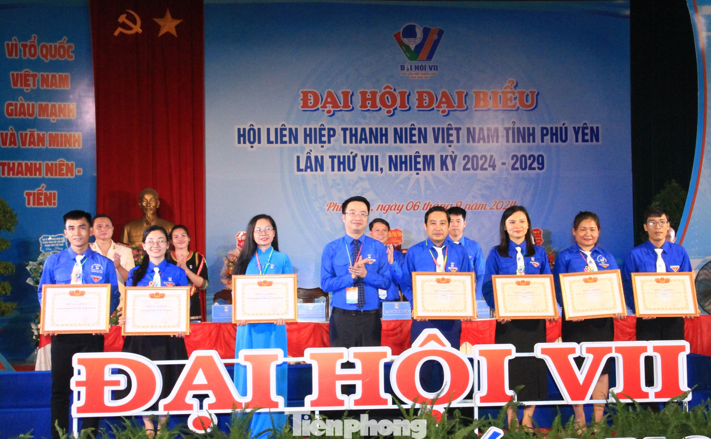 Anh Nguyễn Tường Lâm (thứ 4 từ trái qua) trao bằng khen của Hội LHTN Việt Nam cho các cán bộ Hội ở tỉnh Phú Yên có thành tích xuất sắc trong nhiệm kỳ 2019 - 2024. Anh Nguyễn Tường Lâm (thứ 4 từ trái qua) trao bằng khen của Hội LHTN Việt Nam cho các cán bộ Hội ở tỉnh Phú Yên có thành tích xuất sắc trong nhiệm kỳ 2019 - 2024.