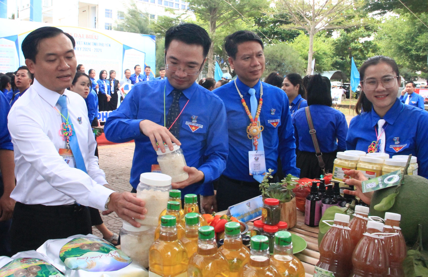 Đại biểu dự đại hội tìm hiểu về các sản phẩm khởi nghiệp từ nông nghiệp của tuổi trẻ Phú Yên.