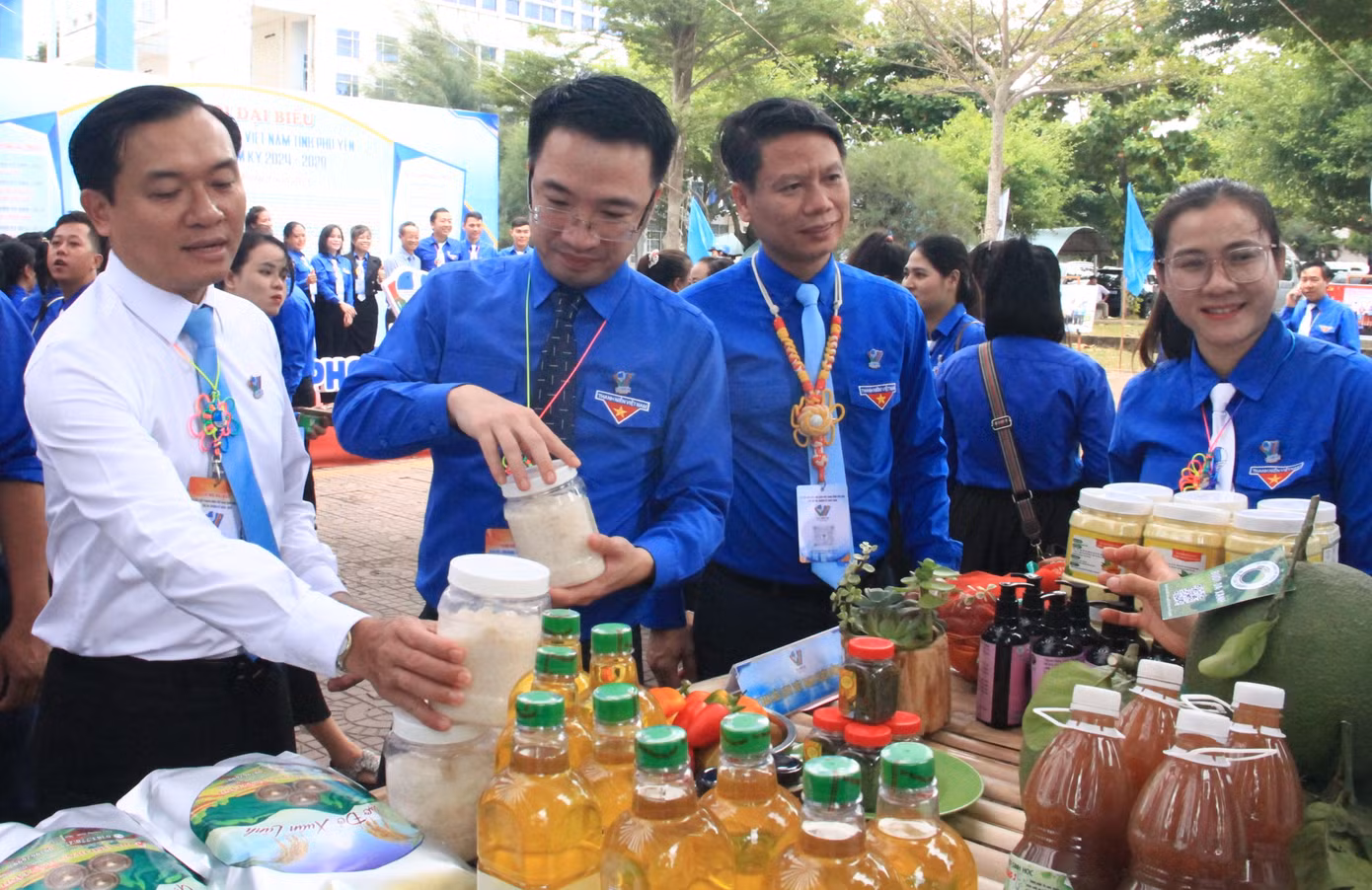 Đại biểu dự đại hội tìm hiểu về các sản phẩm khởi nghiệp từ nông nghiệp của tuổi trẻ Phú Yên.