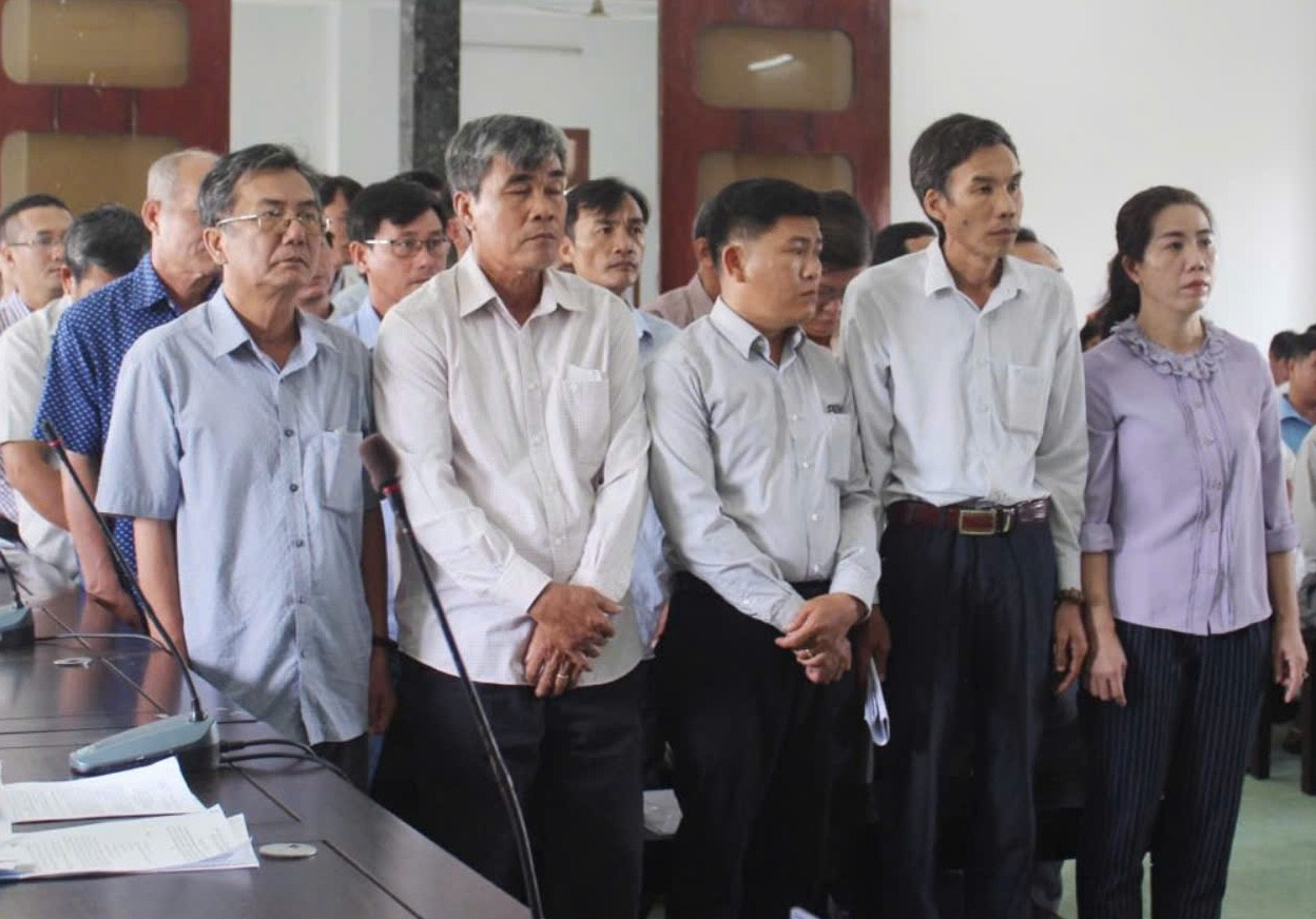 Các bị cáo nghe HĐXX TAND tỉnh Phú Yên tuyên án.