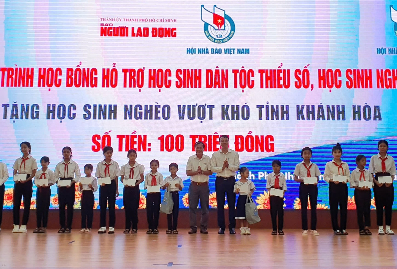 Ban tổ chức chương trình “Học bổng hỗ trợ học sinh - sinh viên dân tộc thiểu số, học sinh nghèo” trao học bổng cho học sinh vùng sâu, vùng xa tỉnh Khánh Hòa. Ban tổ chức chương trình “Học bổng hỗ trợ học sinh - sinh viên dân tộc thiểu số, học sinh nghèo” trao học bổng cho học sinh vùng sâu, vùng xa tỉnh Khánh Hòa.