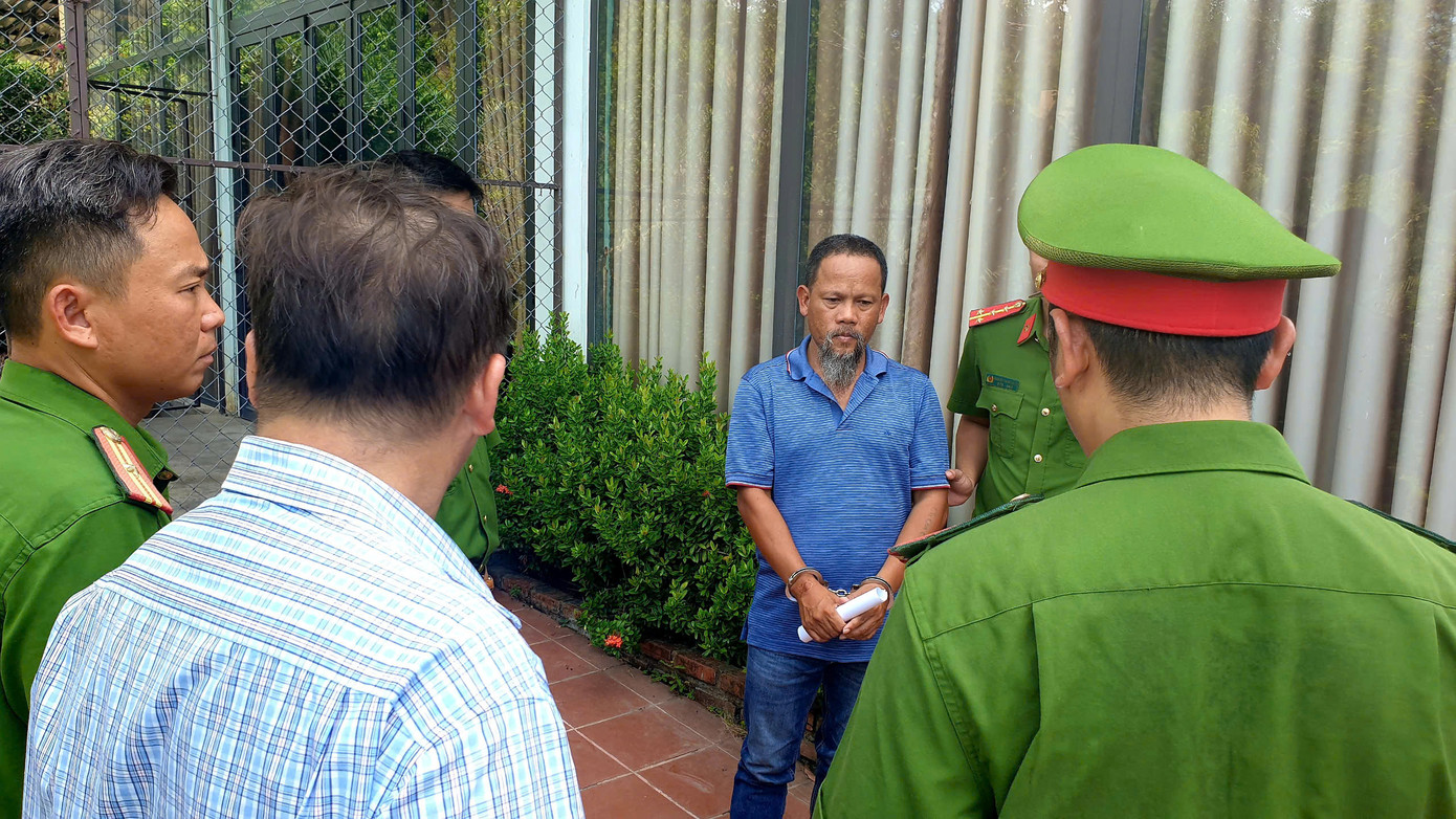 Công an Phú Yên đọc lệnh bắt giam đối tượng Đặng Thanh Bình (thứ 2 bên phải). Ảnh: CACC.