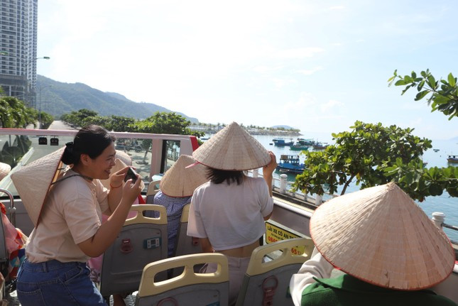 Du khách tham quan phố biển Nha Trang vào năm 2022 trên xe buýt 2 tầng "mui trần".