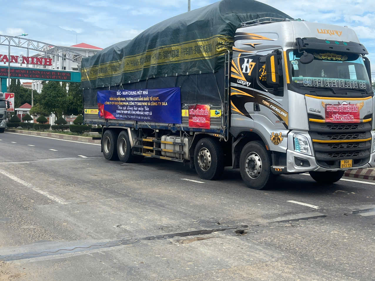 Cầu Bà Bường rung lắc dữ dội mỗi khi có xe tải lớn chạy qua.