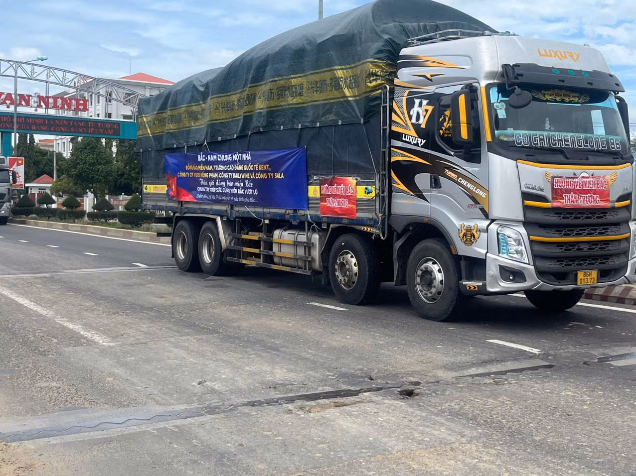 Cầu Bà Bường rung lắc dữ dội mỗi khi có xe tải lớn chạy qua.