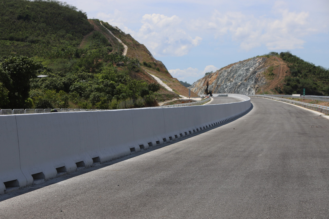 Dự án cao tốc này có địa hình phức tạp, khi thi công phải vượt núi, băng rừng. Toàn tuyến cao tốc này có 34 cầu, trong đó có 2 cầu dài nhất là cầu Khánh Bình 17 nhịp và cầu Ninh Thân dài 11 nhịp.