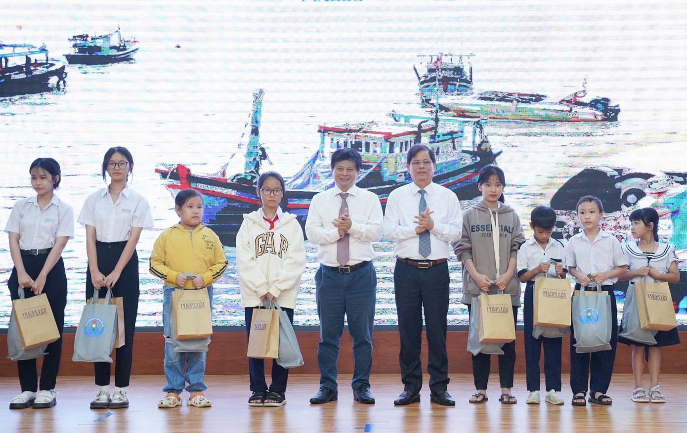 Lãnh đạo UBND tỉnh Khánh Hòa và Hội Nhà báo Việt Nam trao học bổng cho học sinh. Lãnh đạo UBND tỉnh Khánh Hòa và Hội Nhà báo Việt Nam trao học bổng cho học sinh.