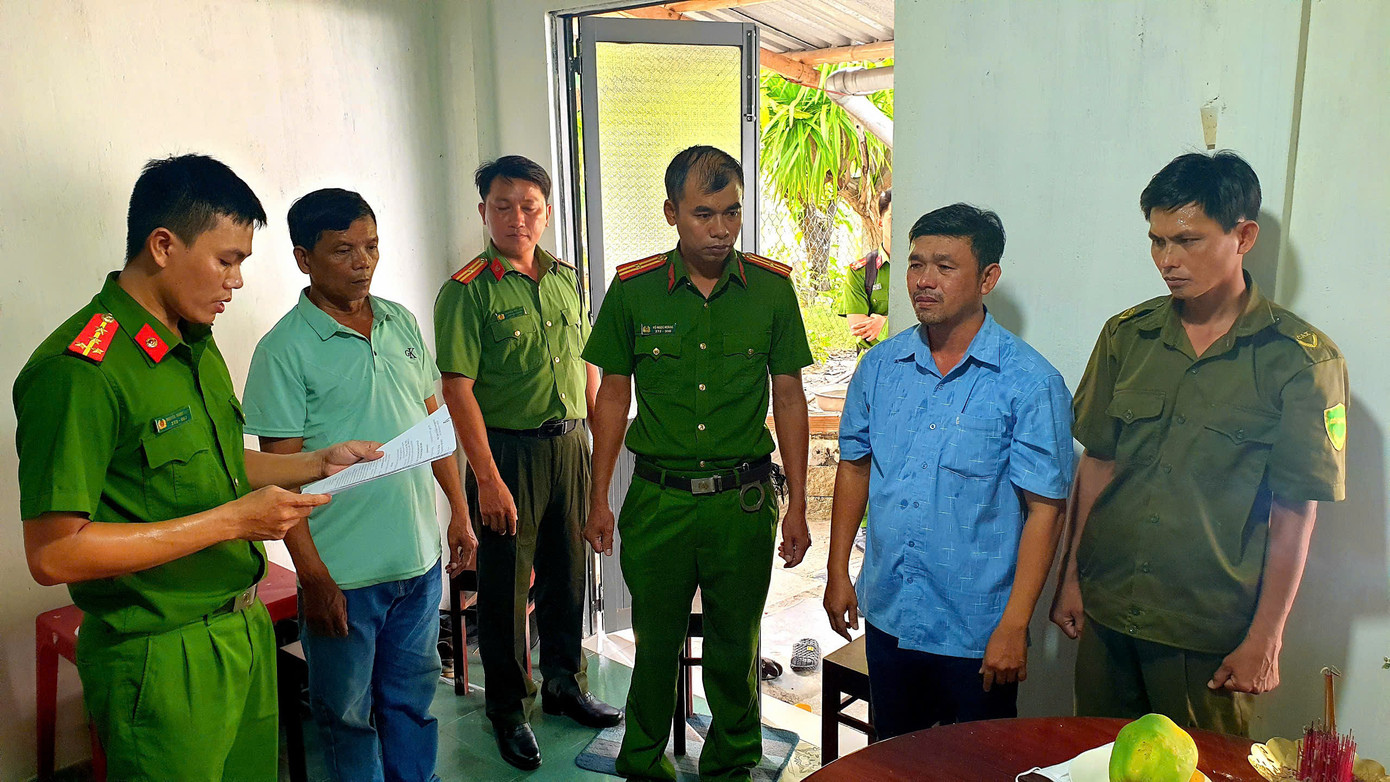 Công an Phú Yên đọc lệnh khởi tố đối tượng Huỳnh Khắc Duy (thứ 2 bên phải). Ảnh: CACC.