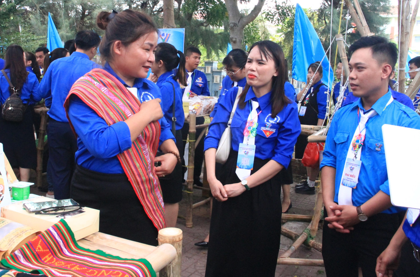 Đại biểu dự đại hội tìm hiểu sản phẩm dệt thổ cẩm thủ công của thanh niên huyện Sơn Hòa.