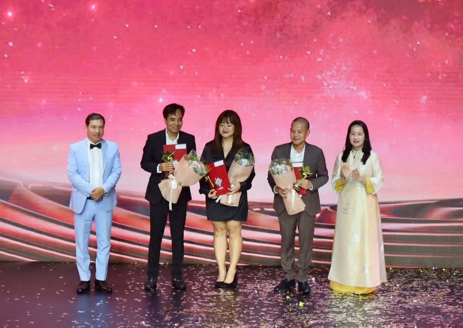 Hai tác giả Lại Phương Thảo, Chu Hồng Vân (Gặp em ngày nắng) đạt giải Biên kịch xuất sắc phim truyện truyền hình. Đạo diễn xuất sắc thuộc về Nguyễn Đức Hiếu (Gặp em ngày nắng). Hai tác giả Lại Phương Thảo, Chu Hồng Vân (Gặp em ngày nắng) đạt giải Biên kịch xuất sắc phim truyện truyền hình. Đạo diễn xuất sắc thuộc về Nguyễn Đức Hiếu (Gặp em ngày nắng).