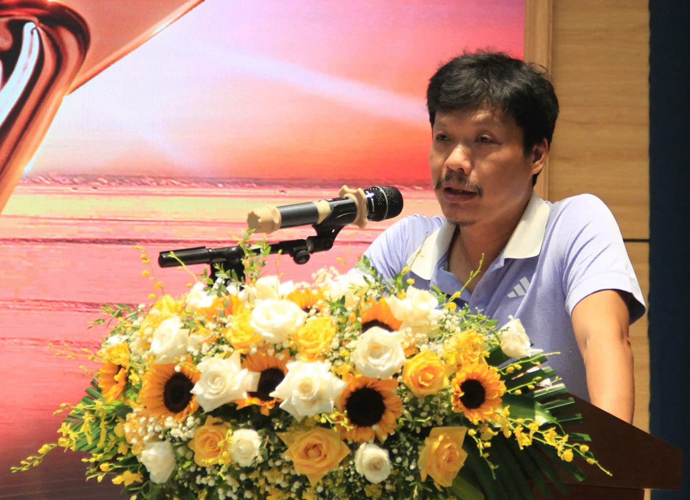 Nhà báo - nhiếp ảnh gia Trần Việt Văn phát biểu tại hội thảo. Ảnh: Tiến Đạt.