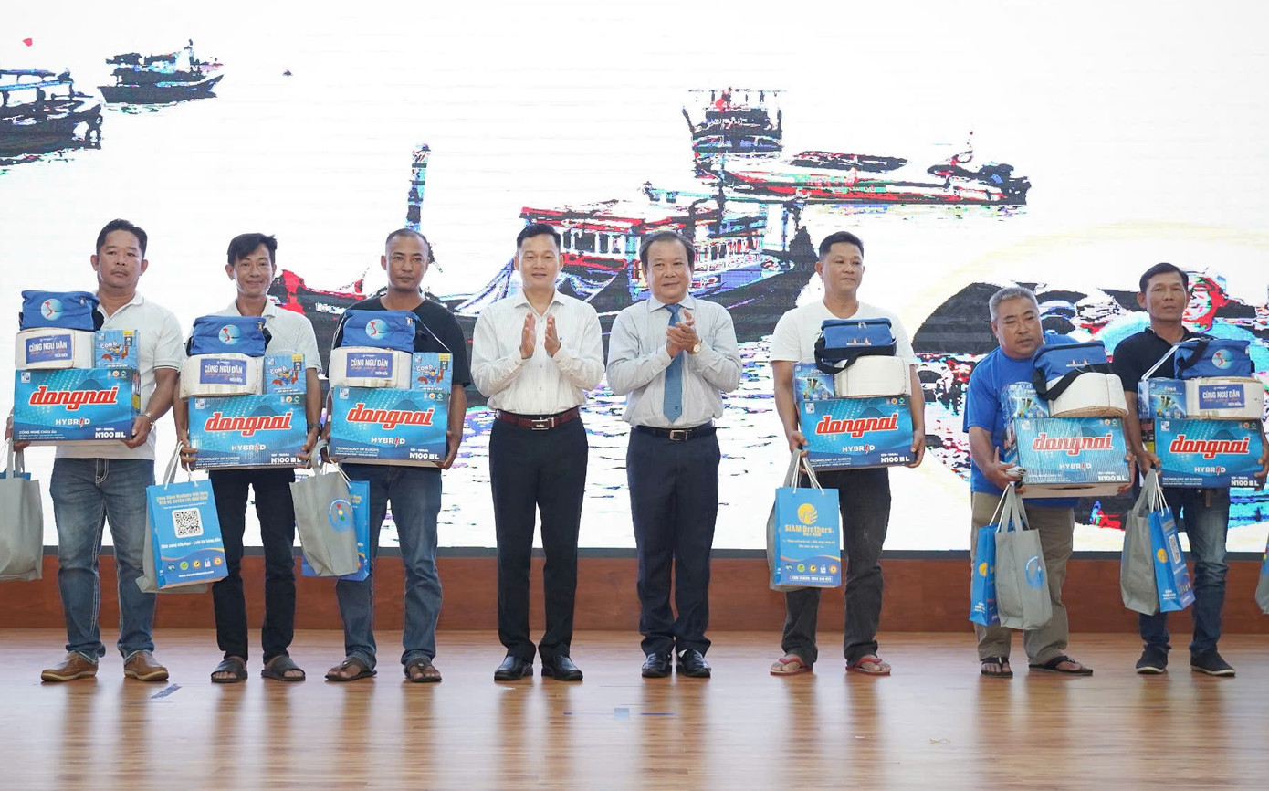 Ban tổ chức chương trình "Cùng ngư dân thắp sáng đèn trên biển" trao quà cho ngư dân. Ban tổ chức chương trình "Cùng ngư dân thắp sáng đèn trên biển" trao quà cho ngư dân.