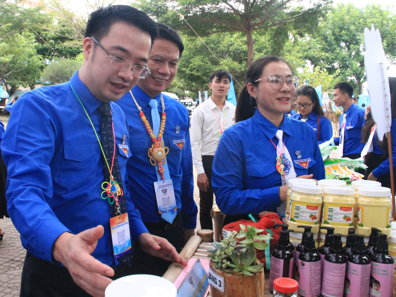 Anh Nguyễn Tường Lâm (trái) - Bí thư Trung ương Đoàn, Phó Chủ tịch Hội LHTN Việt Nam, xem các sản phẩm khởi nghiệp của thanh niên tỉnh Phú Yên.