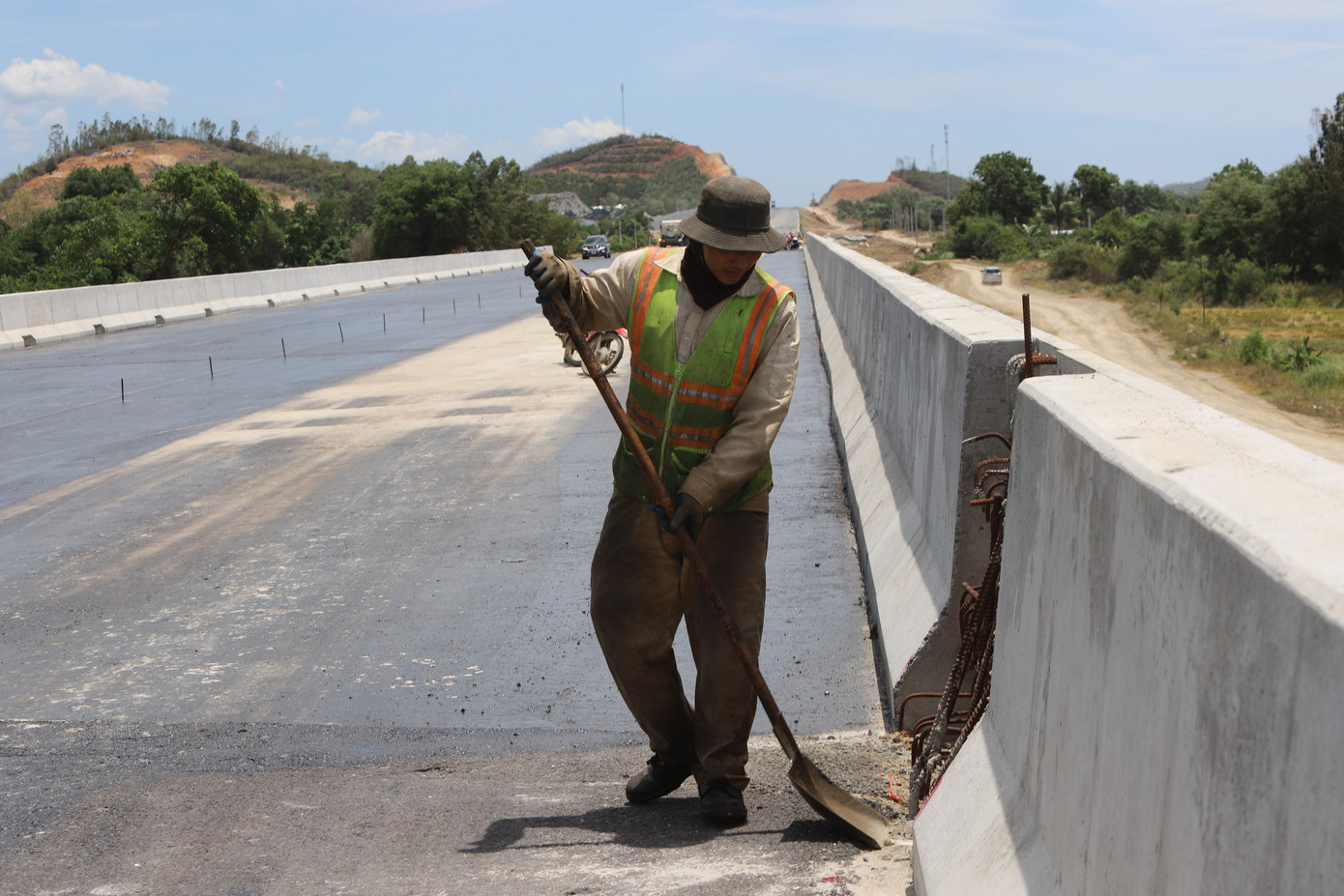Công nhân làm việc trên dự án cao tốc Vân Phong - Nha Trang dịp lễ 2/9 năm nay.