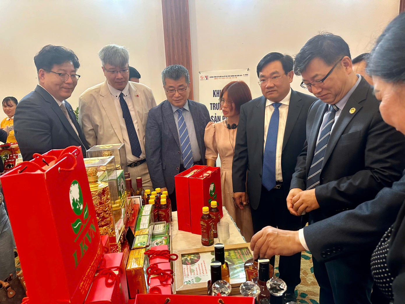 Doanh nghiệp Hàn Quốc tìm hiểu các sản phẩm đặc trưng của tỉnh Ninh Thuận tại hội nghị.