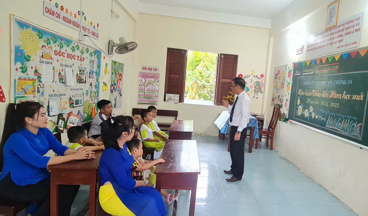 Ngày đầu tiên năm học mới của thầy và trò trường Tiểu học Sinh Tồn.